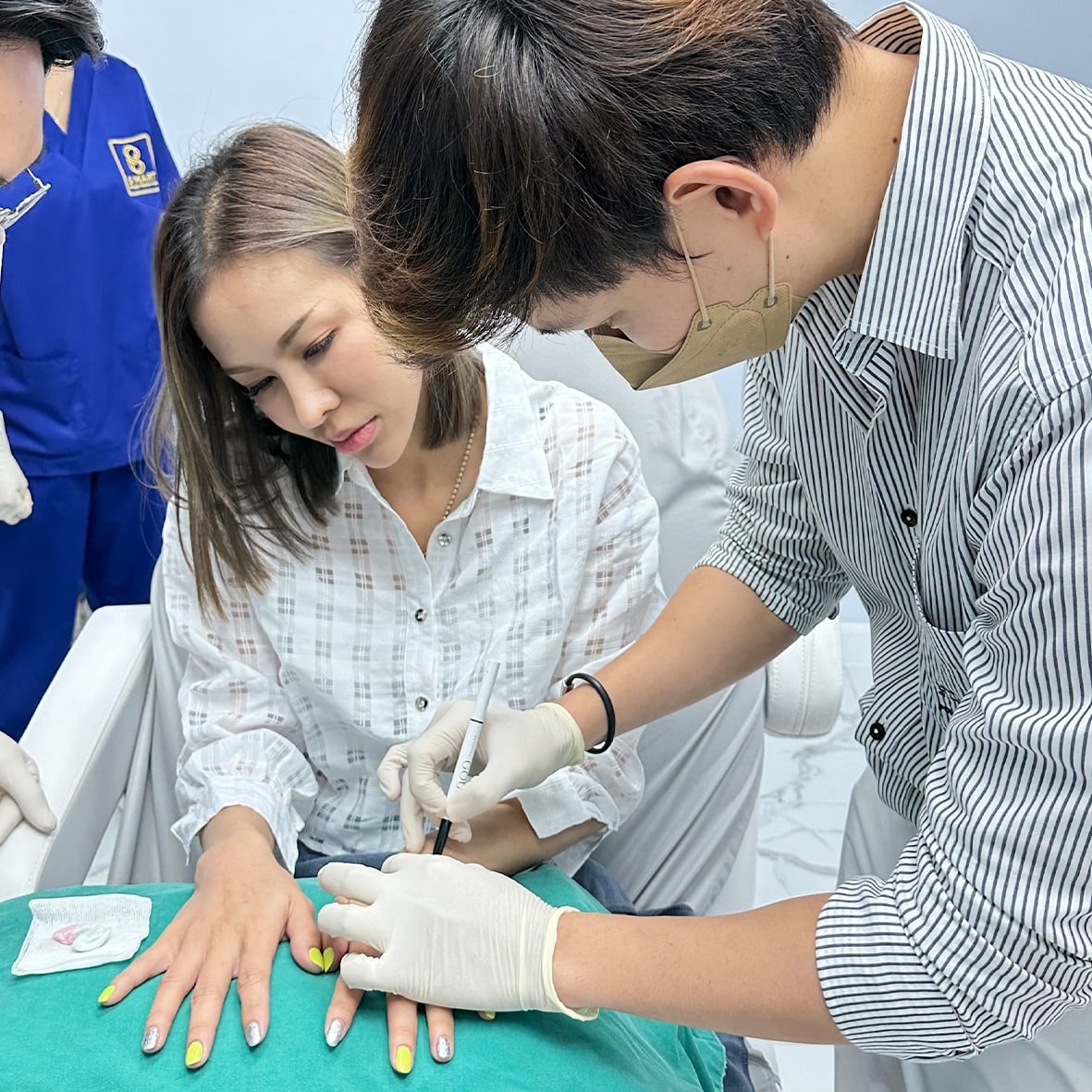 เติมฟิลเลอร์มือ