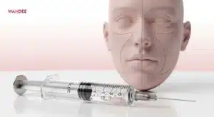 ภาพปกแสดงไซริงค์ 1cc และโครงหน้าแบบการแพทย์ สื่อการวางแผนฟิลเลอร์ให้ผิวดูเนียน